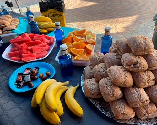 Avituallamiento con fruta y bocadillos