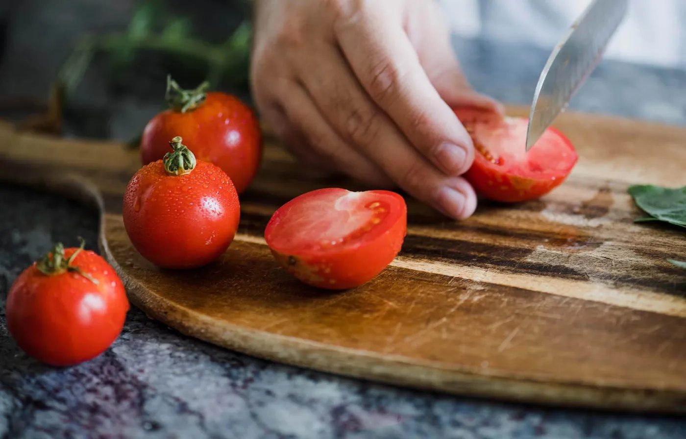 Cocinando con tomates frescos