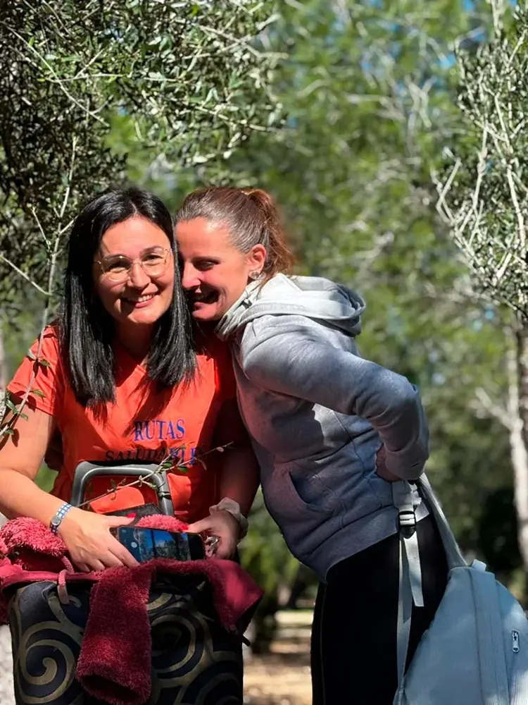 Ruth y Ana en una ruta